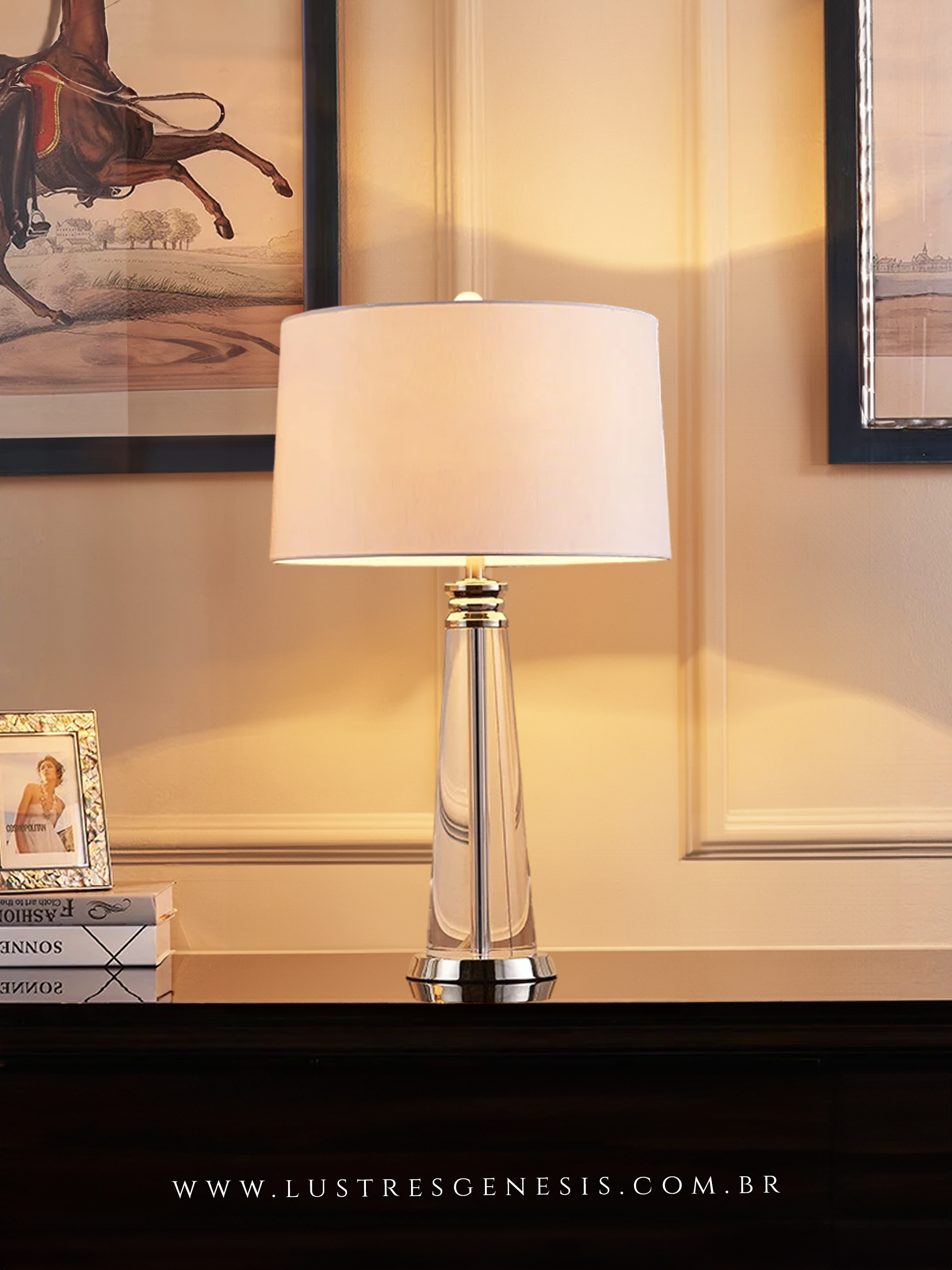 Abajur Filipos de mesa com cúpula branca e base em metal cromado, ideal para quartos ou escritórios.